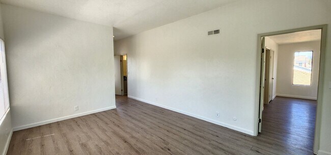 Building Photo - 164 1/2-664-662 I Ave