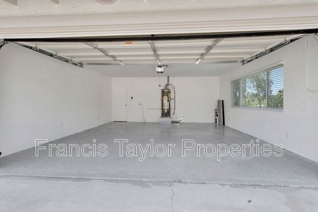 Building Photo - 525 Smilax Rd