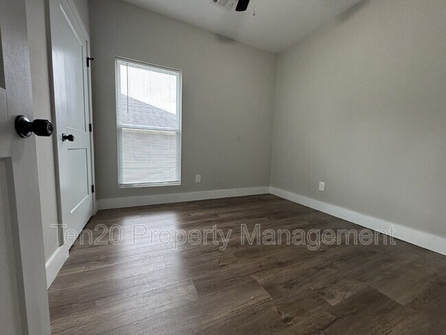 Building Photo - 1346 Ingersoll Dr