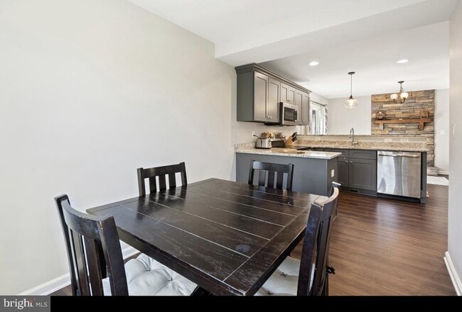 Building Photo - 144 Rollason Dr