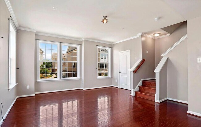 Building Photo - 3 Level END UNIT townhouse in Market Squar...