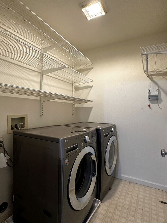 Building Photo - Gorgeous 3 bedroom, 2 and a half bathroom townhome in Hamilton Field for rent!