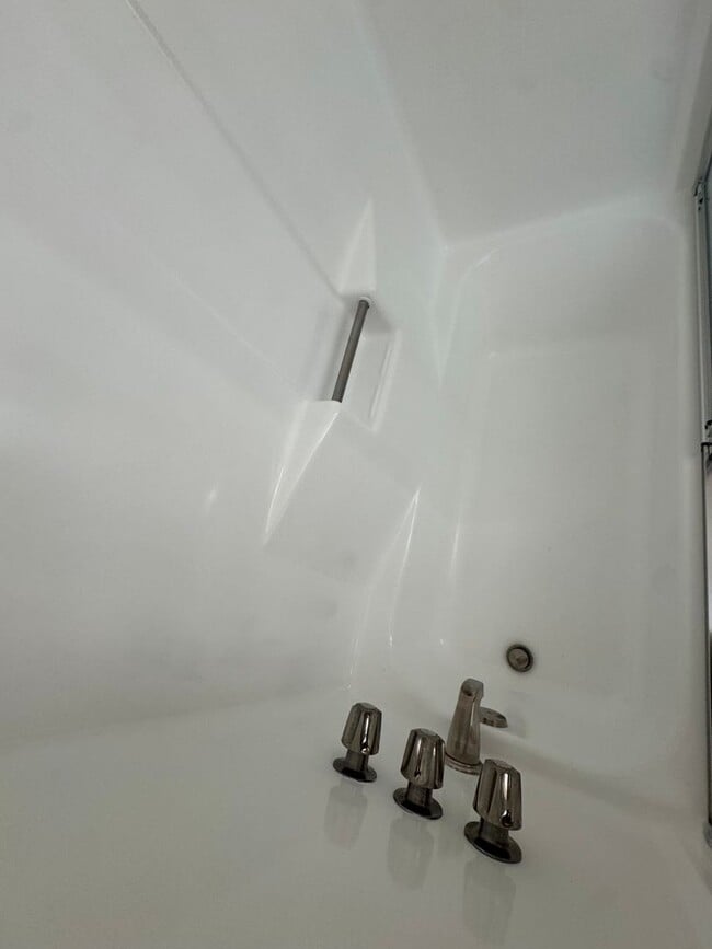 Building Photo - 5 Bedroom, 3.5 Bath, Beautiful 1,856 SQ FT...