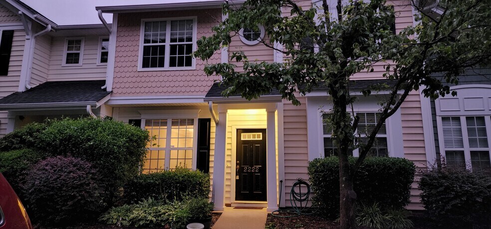 Building Photo - 2222 Valley Haven Dr