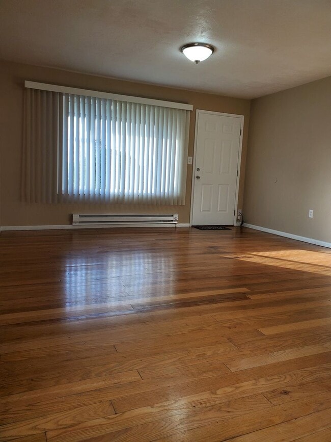 Building Photo - Charming 3 bedroom 1 bath Sheridan Park/Ma...