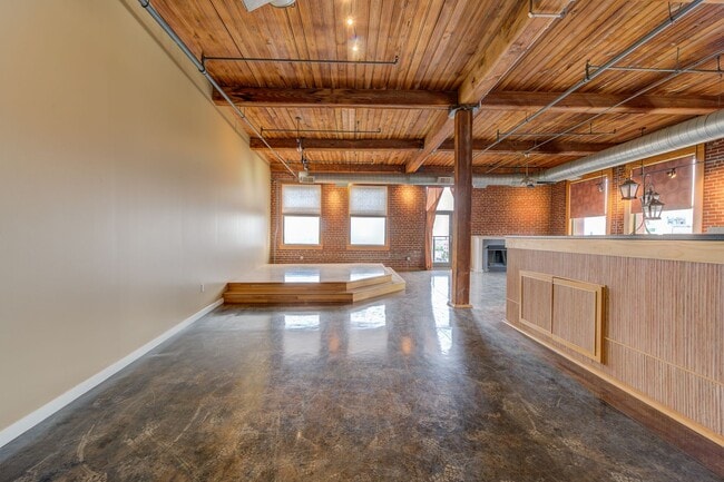 Building Photo - Huge Luxury 2 Story Condo with Private Rooftop Deck!