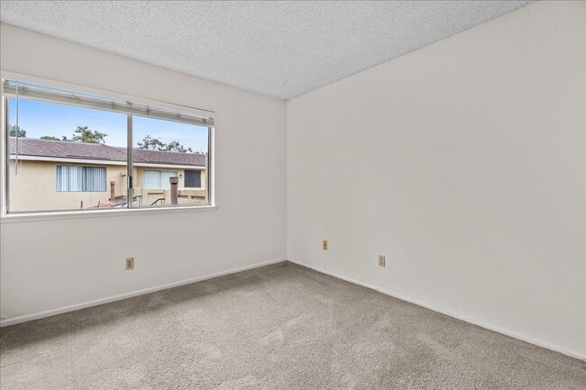 Building Photo - Upgraded 2-Bedroom Townhome with Private G...
