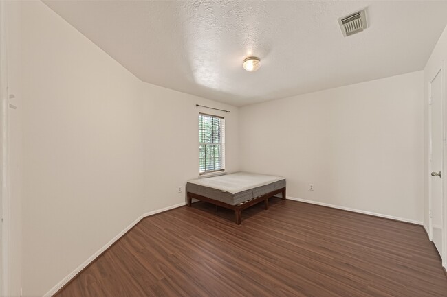 Building Photo - 15903 Timber Chase Dr