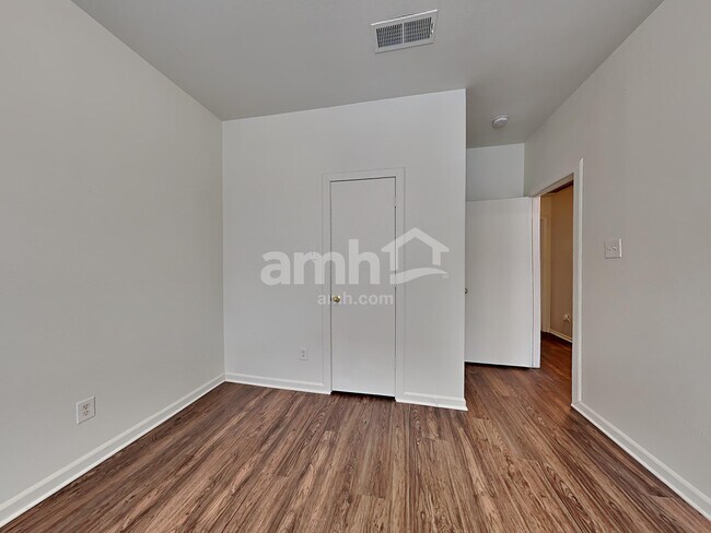 Building Photo - 512 Timber Dr