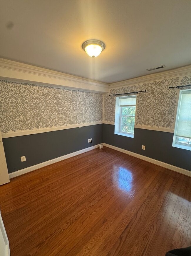 Building Photo - Spacious 4 Bed / 3 Bath Townhome in the He...