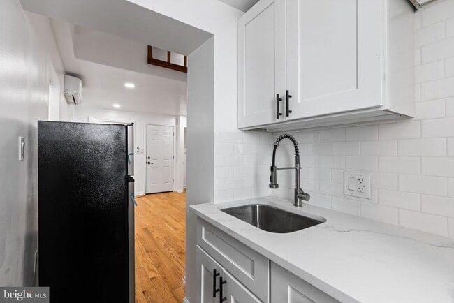 Building Photo - 1223 Spruce St