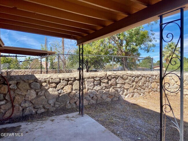 Building Photo - 6932 Escondido Dr