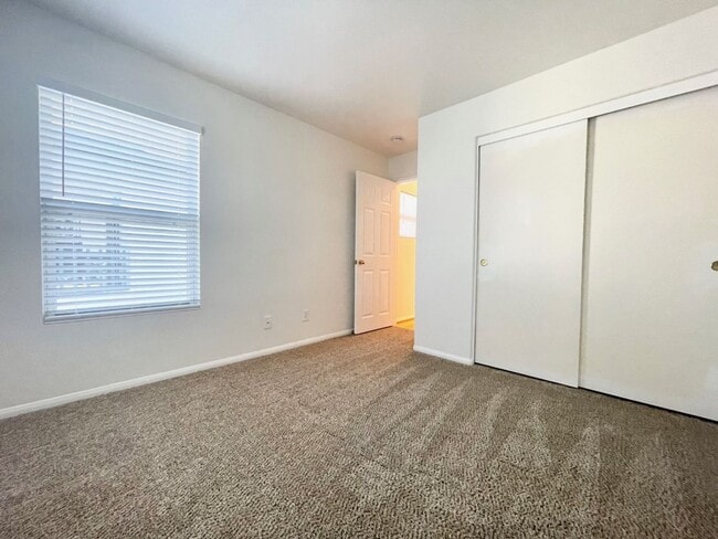 Building Photo - 2 Bedroom 2 Bath Condo with attached garage!