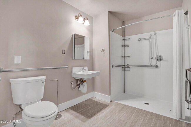 Building Photo - 5753 W Glendale Ave