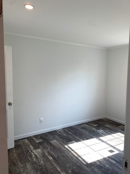 Building Photo - 306 E 37th Pl