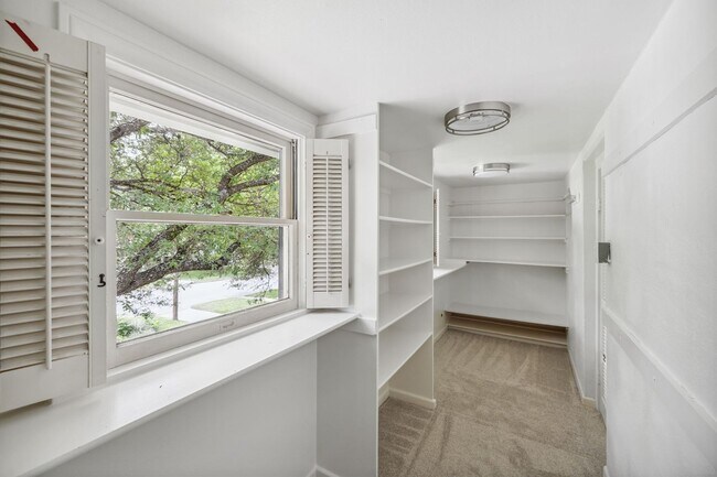 Building Photo - CHARMING 3-BEDROOM IN THE HEART OF ALAMO HEIGHTS
