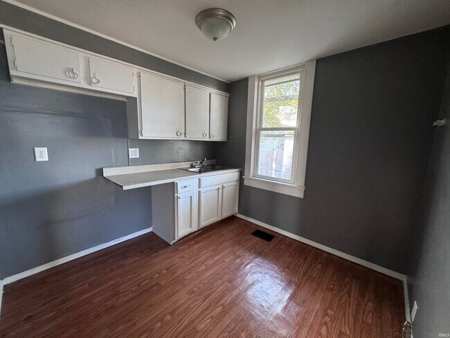 Building Photo - 401 N Monroe St