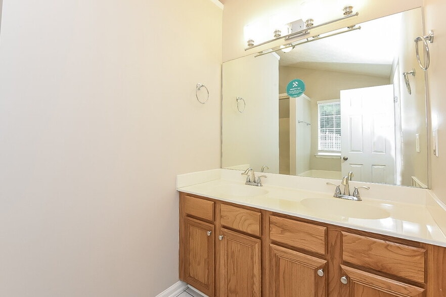 Building Photo - 208 Pebble Creek Ct