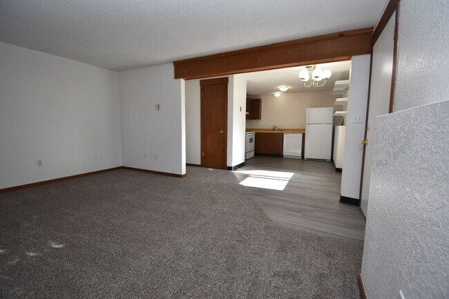 Building Photo - Ground Level 2 Bed Apartment in Great Loca...