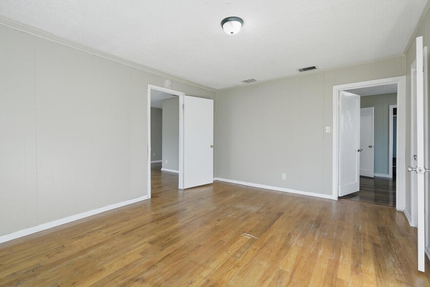 Building Photo - 2857 S 5th St