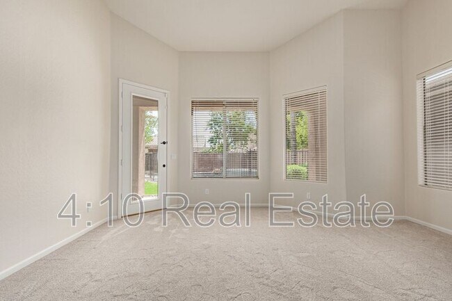 Building Photo - 463 W Canary Way