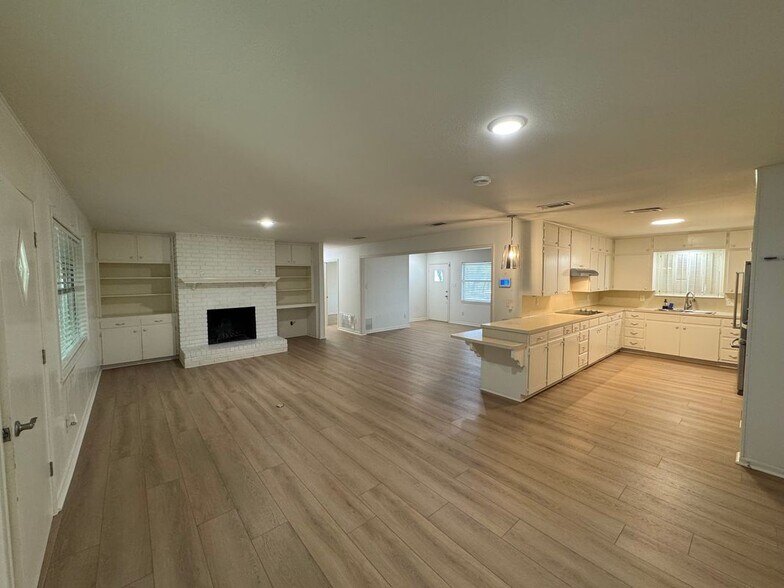 Building Photo - 1880 Royal St