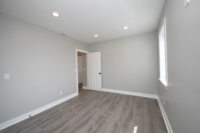Building Photo - Beautiful Gut Renovated 2 Bed/1 Bath Top F...