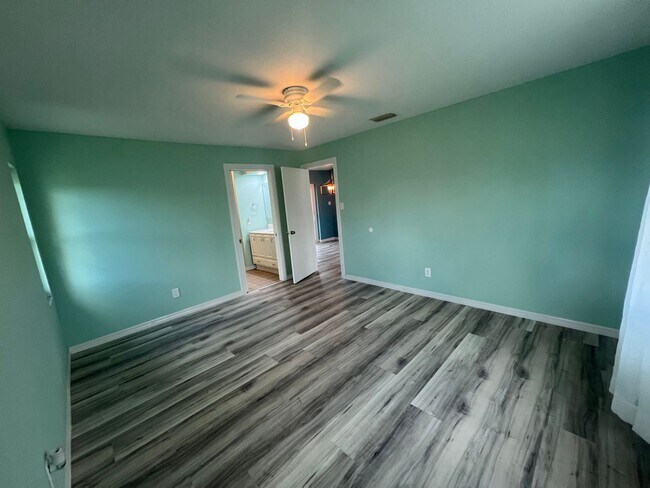 Building Photo - Annual ** Newly Renovated ** 3 Bedroom / 2...