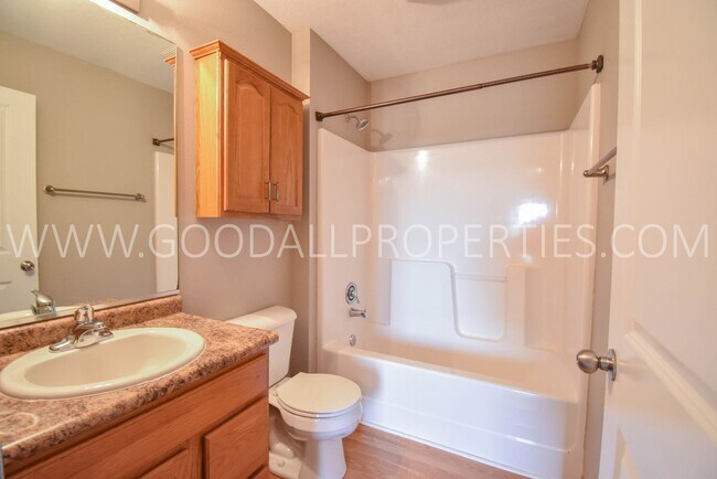 Building Photo - 2 Bedroom, 2.5 bath townhome in Urbandale ...