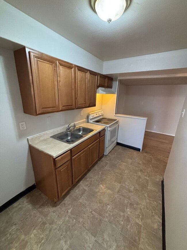 Building Photo - Charming 4-Bedroom Home in a Convenient Lo...