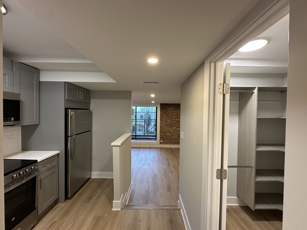 Building Photo - 1225 N LaSalle St