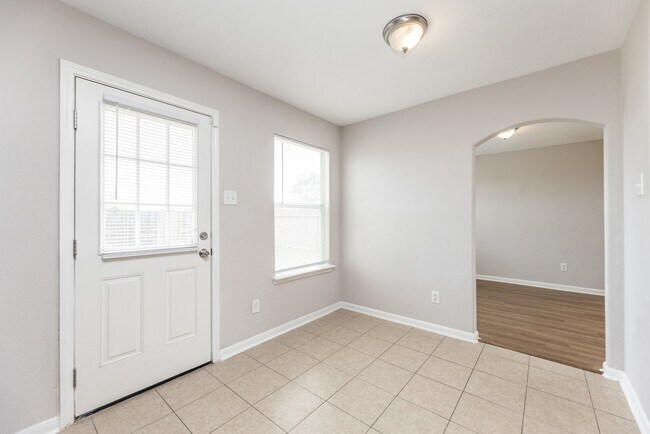 Building Photo - 1006 Vernage Rd