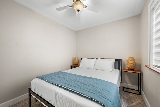 Building Photo - 2 Bed / 2 Bath Bridge-Level Condo with Ocean View & 2 parking stalls