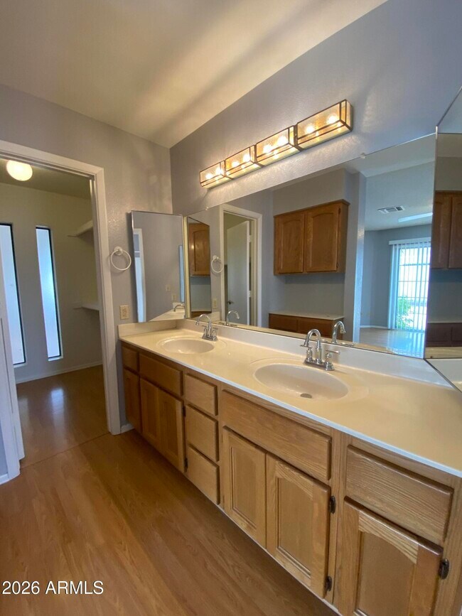 Building Photo - 510 W Fellars Dr