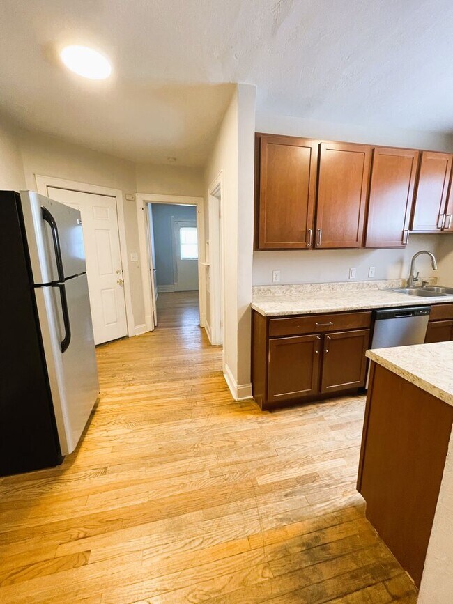 Building Photo - Lindenwood Ave 4919-4921