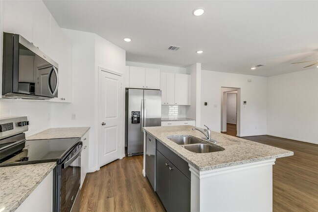 Building Photo - 13610 Pine Dr