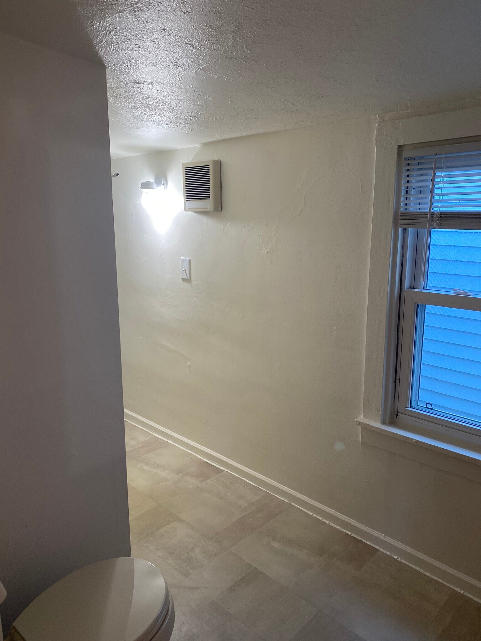 Large Bathroom - 633 E Johnson St