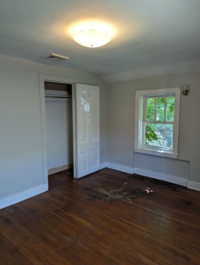 Building Photo - 131 1/2-131-132 E Pleasant St