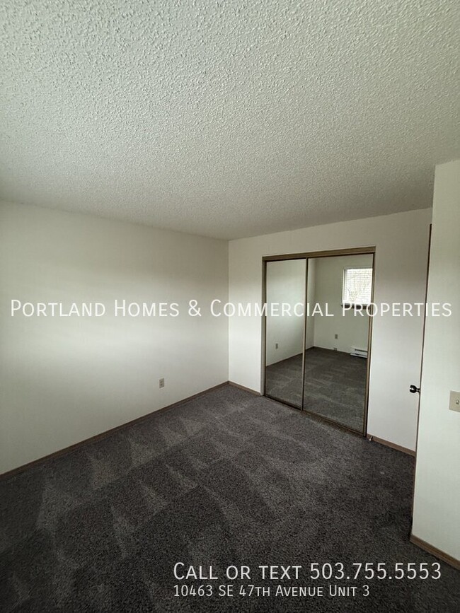 Building Photo - Milwaukie Triplex - 2 Bedroom