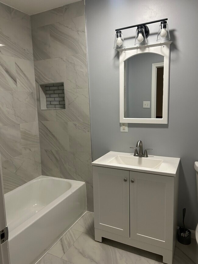 Building Photo - 2 Bedroom Plus Den 2.5 Bathrooms