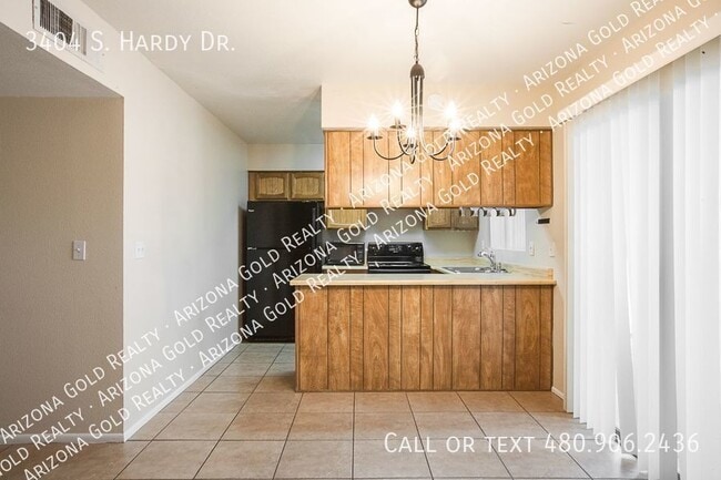 Building Photo - 3404 S Hardy Dr