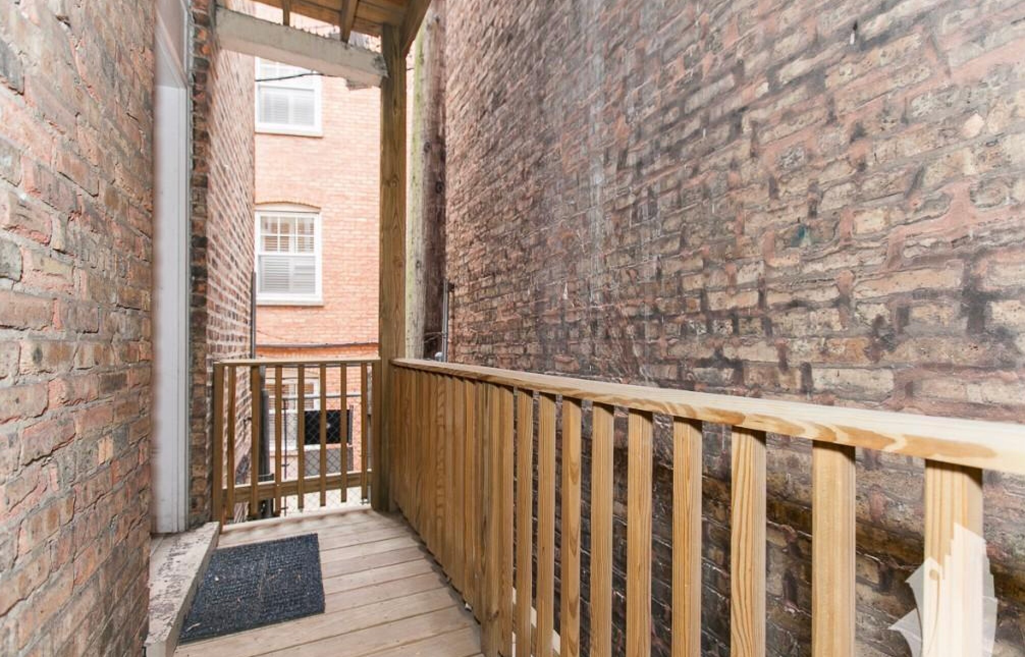 Building Photo - 628 W Roscoe St