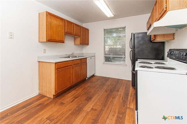 Building Photo - 1703 Cedarhill Dr