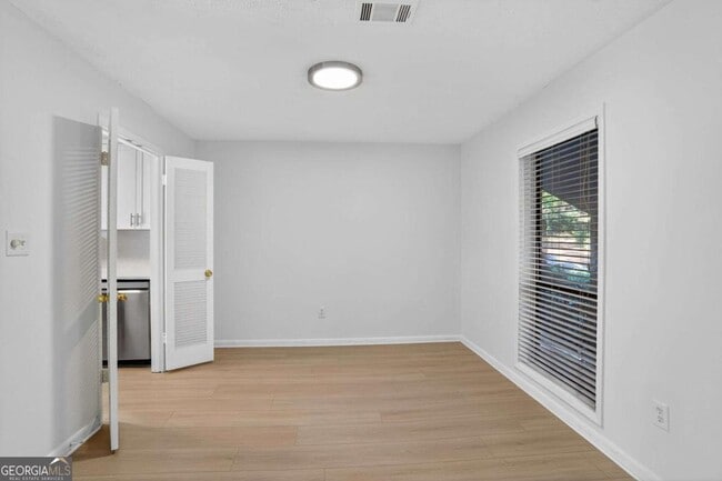 Building Photo - 8740 Roswell Rd