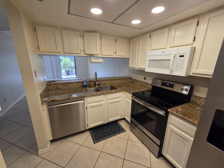 Building Photo - 5825 Rattlesnake Hammock Rd