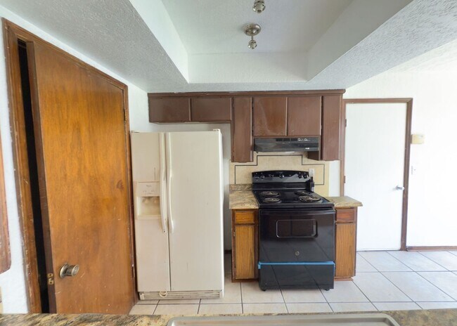 Building Photo - $500 OFF MOVE IN SPECIAL | Duplex in Centr...