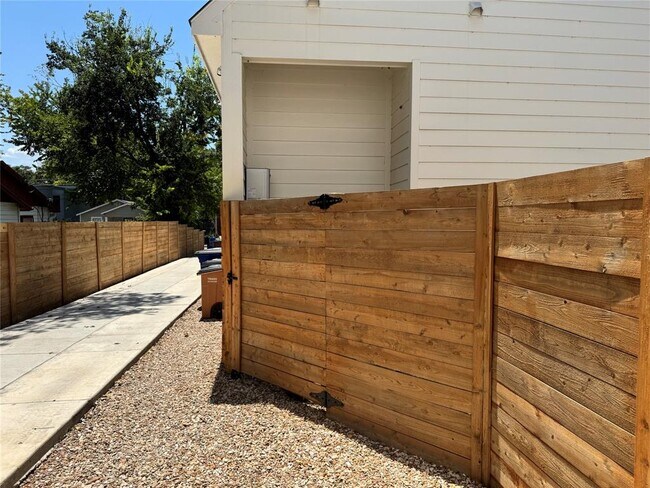 Building Photo - 2604 Francisco St