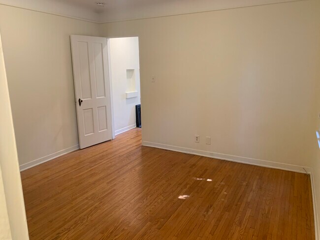 Building Photo - 3781 Greenwood Ave