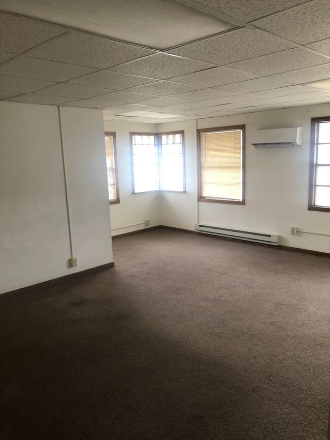 Primary Photo - Large 4 Bedroom 2 bath