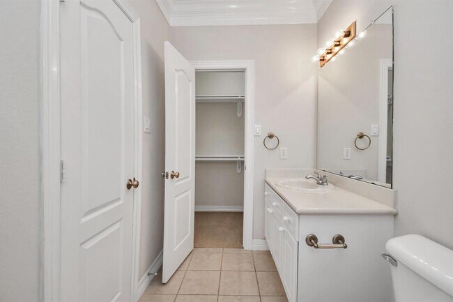 Building Photo - 833 Rosine St